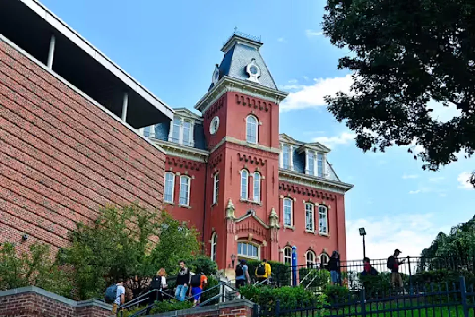 Students walk to class near Brooks and Woodburn halls